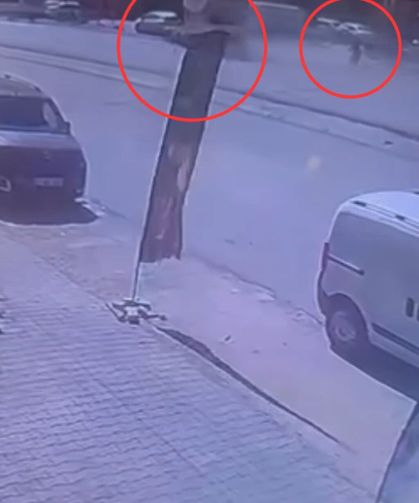 Kamyonetin, otomobile çarptığı kaza kamerada; 2 yaralı