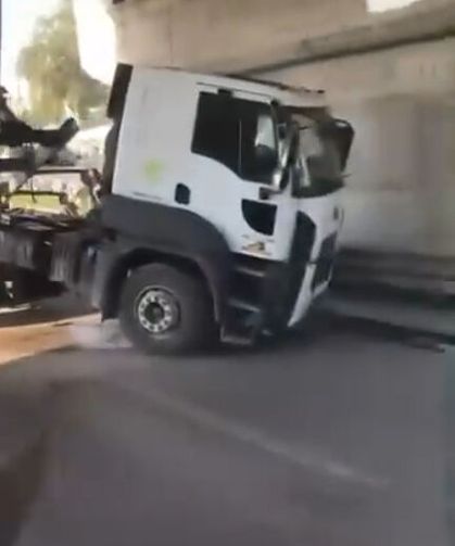 Kamyonun açılan damperi, köprüye takıldı