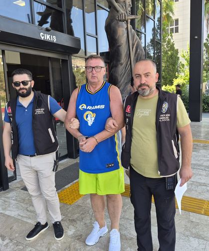 Otel personeliyle tartışıp, Türk bayrağına tüküren İngiliz turist tutuklandı