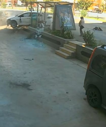 Otomobil önce yayaya ardından duraktaki karı kocaya çarptı; 3 yaralı