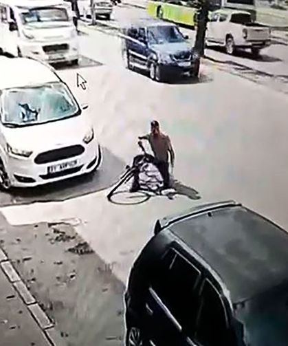 Özel halk otobüsünün açık olan kapısı bisikletliye çarptı; kaza kamerada