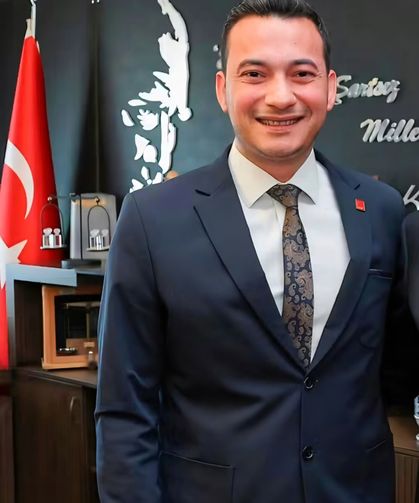 Serik YENİ Parti'de Turhat güven tazeledi