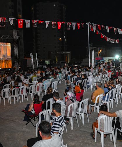 Tarsus'ta açık hava sineması keyfi