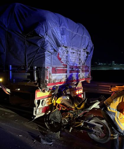 TIR'a arkadan çarpan motosikletin sürücüsü ağır yaralandı