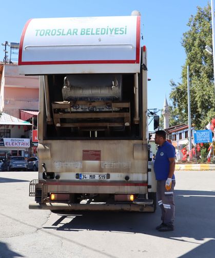 Toroslar'da konteynerler yerinde yıkanıp dezenfekte ediliyor