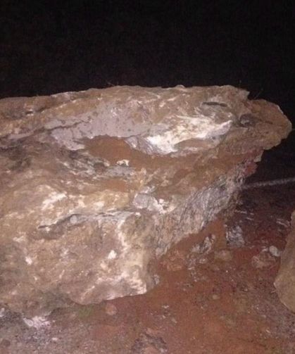 Adana'da dağdan kopan kayalar, kara yoluna yuvarlandı