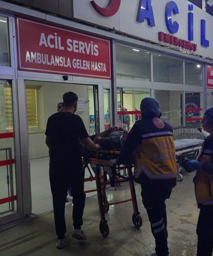 Adana'da hafif ticari araç kanala düştü: 2 yaralı