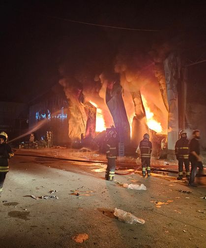 Adana'da sebze halinde yangın; 22 iş yeri zarar gördü