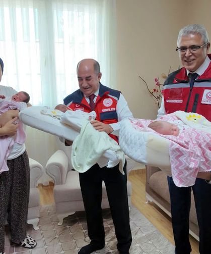 Dördüzleri olan aileye Bakan Göktaş'tan tebrik