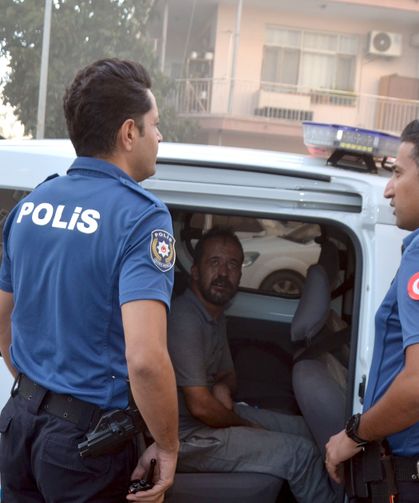 Evde çıkan yangında mahsur kalan kediyi balkona tırmanıp kurtardı