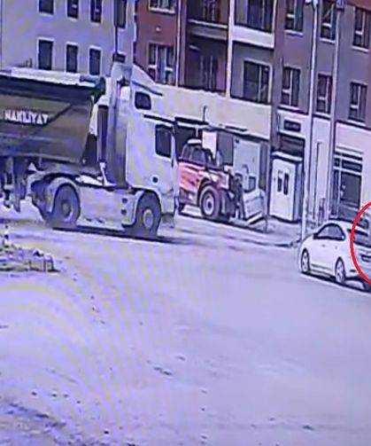 Hafriyat kamyonuyla çarpışan motosikletin sürücüsünün öldüğü kaza kamerada