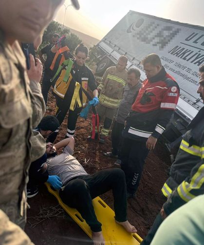 Hatay'da, kontrolden çıkan TIR zeytinlik alana devrildi