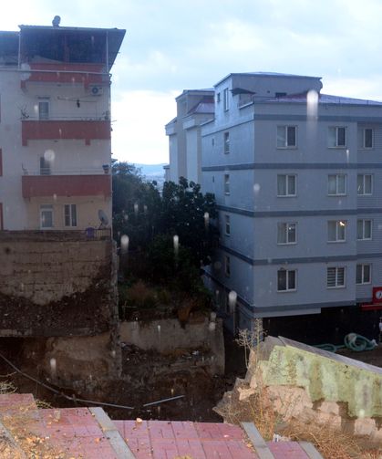 Kahramanmaraş'ta temel kazısında toprak kaydı, 2 bina boşaltıldı