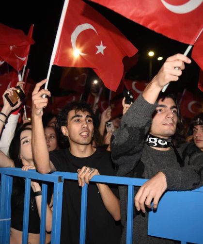 Kepez'de Cumhuriyet coşkusu maNga konseri ile zirveye çıktı
