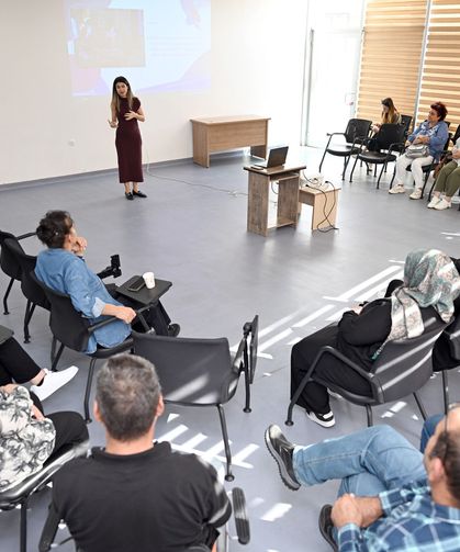 Mersin'de aileler dijital dünyanın risklerine karşı bilinçlendirildi