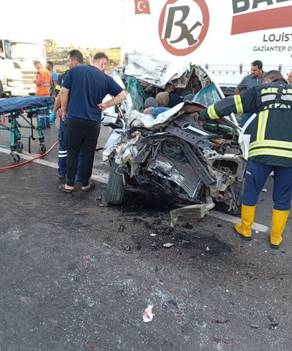 Mersin'de hafif ticari araç TIR'a arkadan çarptı; 2 ölü, 1 yaralı