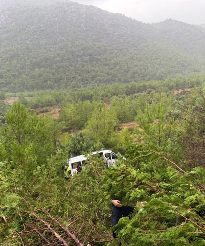 Mersin'de minibüs bahçeye yuvarlandı: 1'i ağır, 17 yaralı