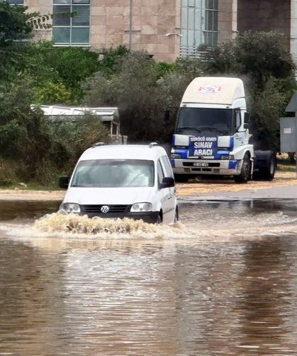 Mersin'de sağanak; ev ve iş yerlerini su bastı, yollar göle döndü