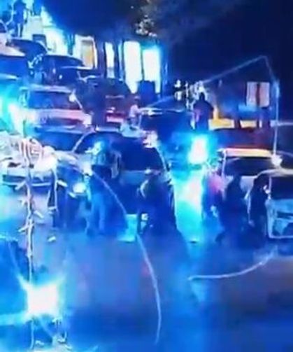 Polis, nefes almakta güçlük çeken sürücüyü, heimlich manevrasıyla kurtardı; o anlar kamerada