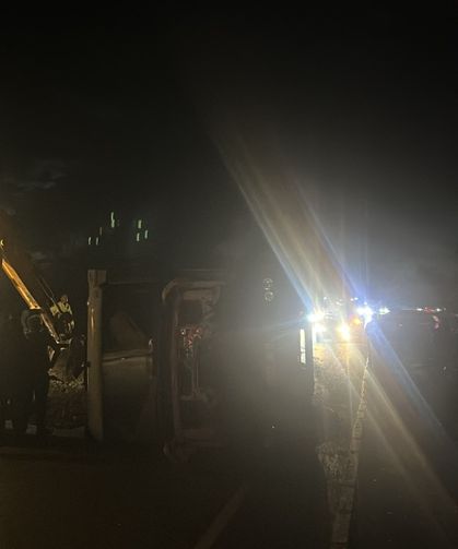 Samandağ'da toprak yüklü hafriyat kamyon devrildi; yol trafiğe kapandı