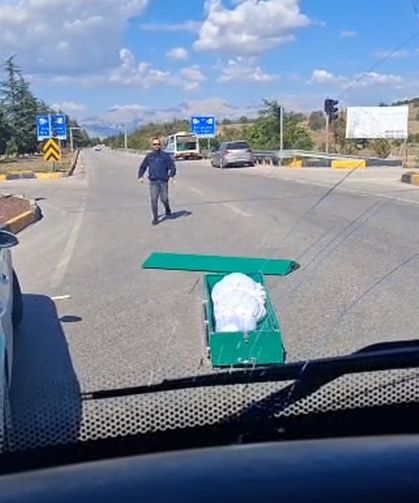 Seyir halindeki cenaze nakil aracından yola tabut düştü