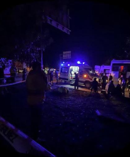 Tarım işçilerini taşıyan midibüs ile TIR çarpıştı: 17 yaralı
