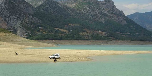 Kuraklığın vurduğu Kozan Barajı havadan görüntülendi