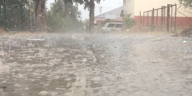 Mersin’de sağanak yağmur