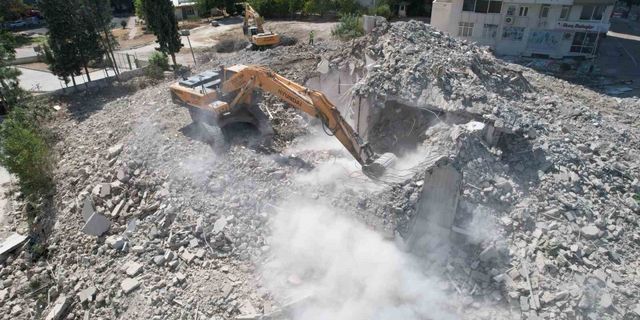 Adana’da ağır hasarlı binaların yıkımı sürüyor
