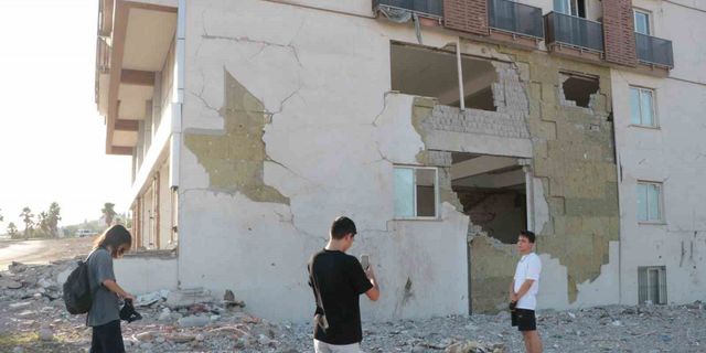 Asrın felaketini unutmak istemeyip fotoğraf çektirdiler