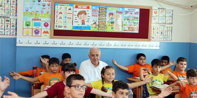 Başkan Gültak’tan öğrencilere ’Diyanet Çocuk’ dergisi