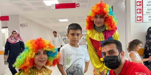 Hastane tedavi gören çocuklara gönüllü gençlerden moral etkinliği