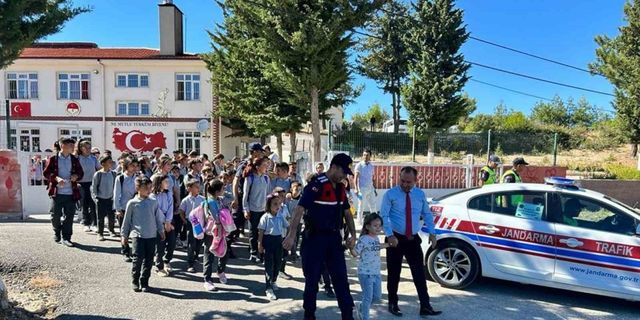 Jandarma okul önleri ve çevresinde güvenlik önlemlerini arttırdı