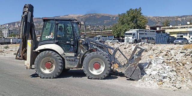 Kahramanmaraş’ta belediye ekipleri inşaat atıklarını kaldırıyor