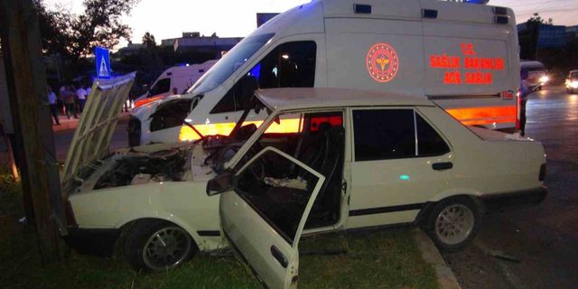 Mersin’de ambulans otomobille çarpıştı: 4 yaralı