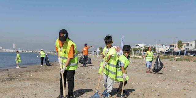 Mersin’de Karaduvar sahilinde temizlik çalışması yapıldı