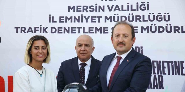 Mersin’de motosiklet sürücülerine kask dağıtıldı