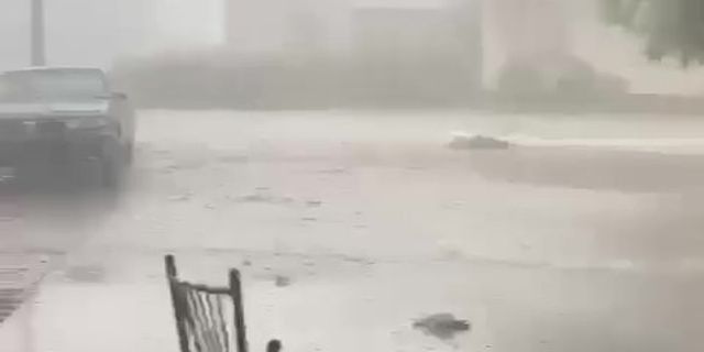 Adana’da fırtına çatıları uçurdu