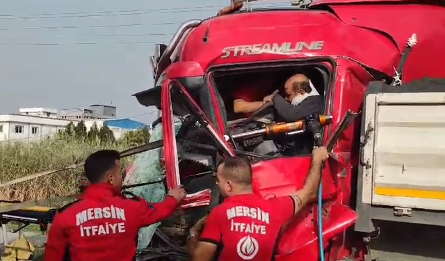 Mersin'de Aynı nakliyat firmasına ait tırın kasasına  arkadan carptı