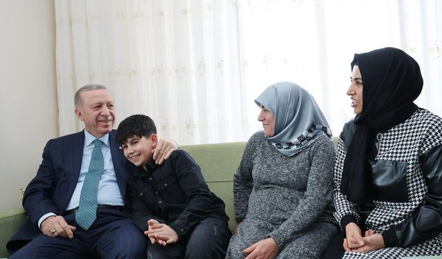 Cumhurbaşkanı Erdoğan’dan depremzede aileye ziyaret