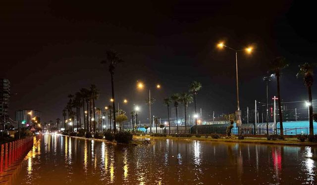 İskenderun’da şiddetli yağışla birlikte caddeler göle döndü