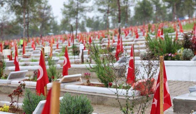 Depremin merkezi Kahramanmaraş’ta mezarlıkta buruk bayramlaşma