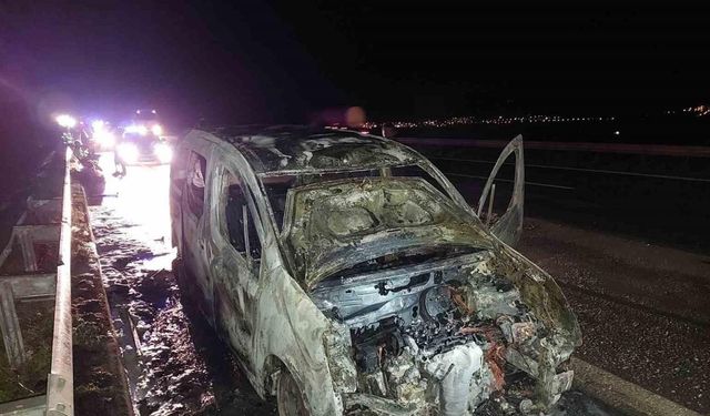 Kahramanmaraş’ta seyir halindeki araç yandı