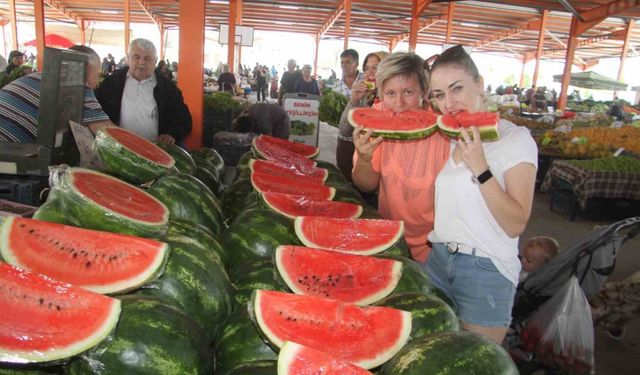 Silifke’de satılan İran ve Antalya karpuzuna Rus vatandaşlar büyük ilgi gösteriyor
