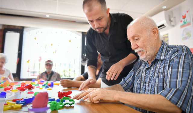 Büyükşehir’in Gülümse Alzheimer Yaşam Merkezi, Hasta ve Yakınlarını Mutlu Ediyor