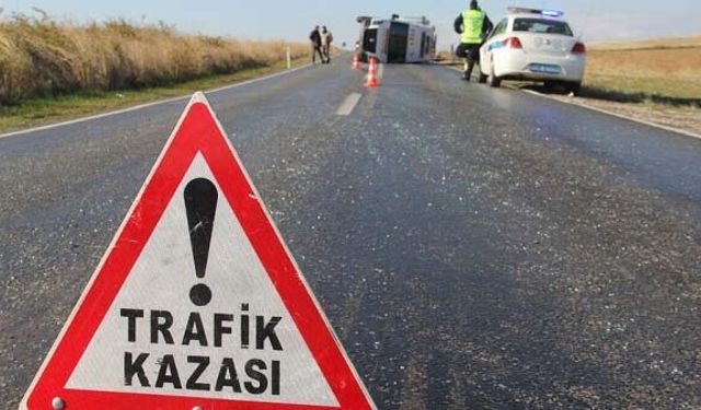 Mersin’de Yağışlı Havada Tır Bariyere Çarptı: 1 Yaralı