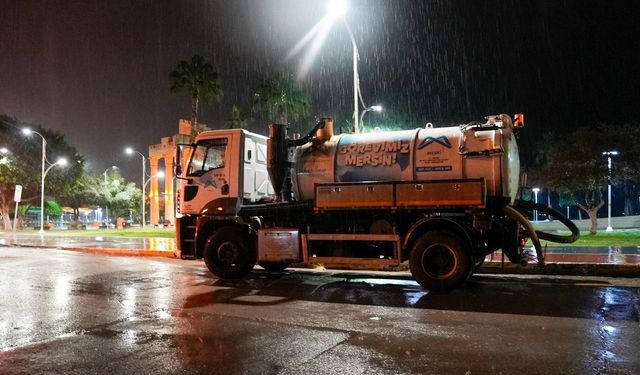 Mersin'de Gece Süren Kuvvetli Yağışlara Karşı Sahadaydı