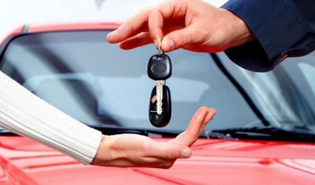 Lüks Arabalar 2 Yılda Yarı Fiyatına Düşüyor: Kim Kazanıyor Kim Kaybediyor?