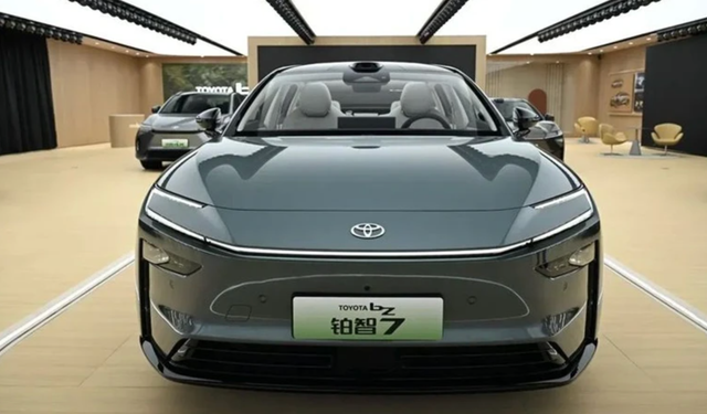 Elon Musk'ı Kıskandıran bZ7: Toyota'nın Elektrikli Sedanı, Tesla'ya Karşı Büyülü Bir Rakip Oluyor!