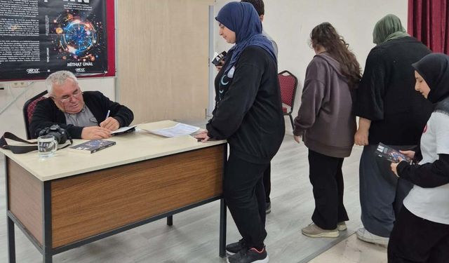 Ünal AN Kitabını Şehit Yüksel Alçın Anadolu İmamhatip Lisesi Öğrencilerine İmzaladı